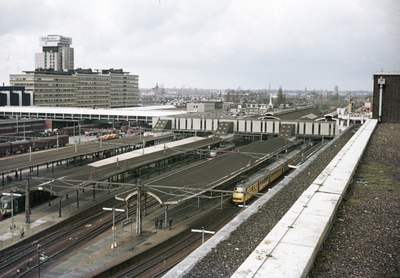 803690 Overzicht van de perrons, perronkappen en de Traverse van het N.S.-station Utrecht C.S. (Stationsplein) te ...